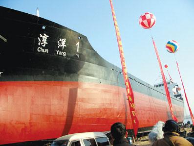 第一艘由农民建造的万吨巨型海轮"淳洋1号"在南京海月船舶修造厂下水